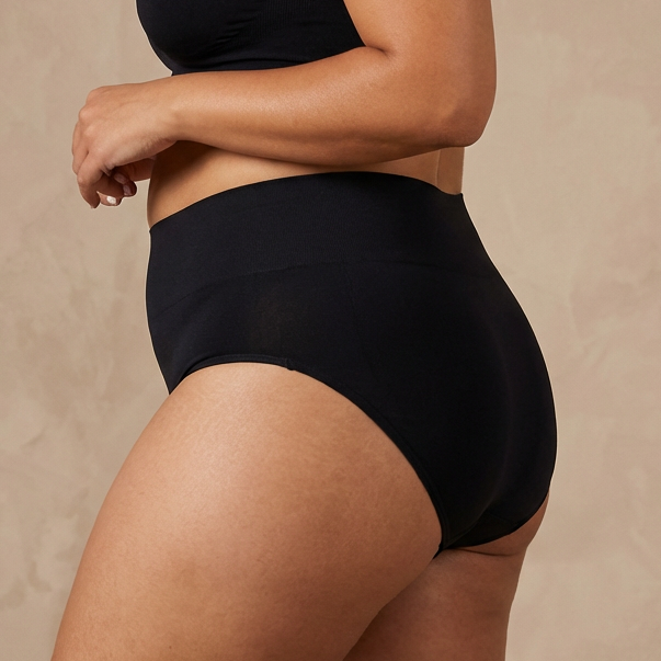 Calzón de algodón tiro alto negro, vista lateral que cubre el abdomen — Essenza