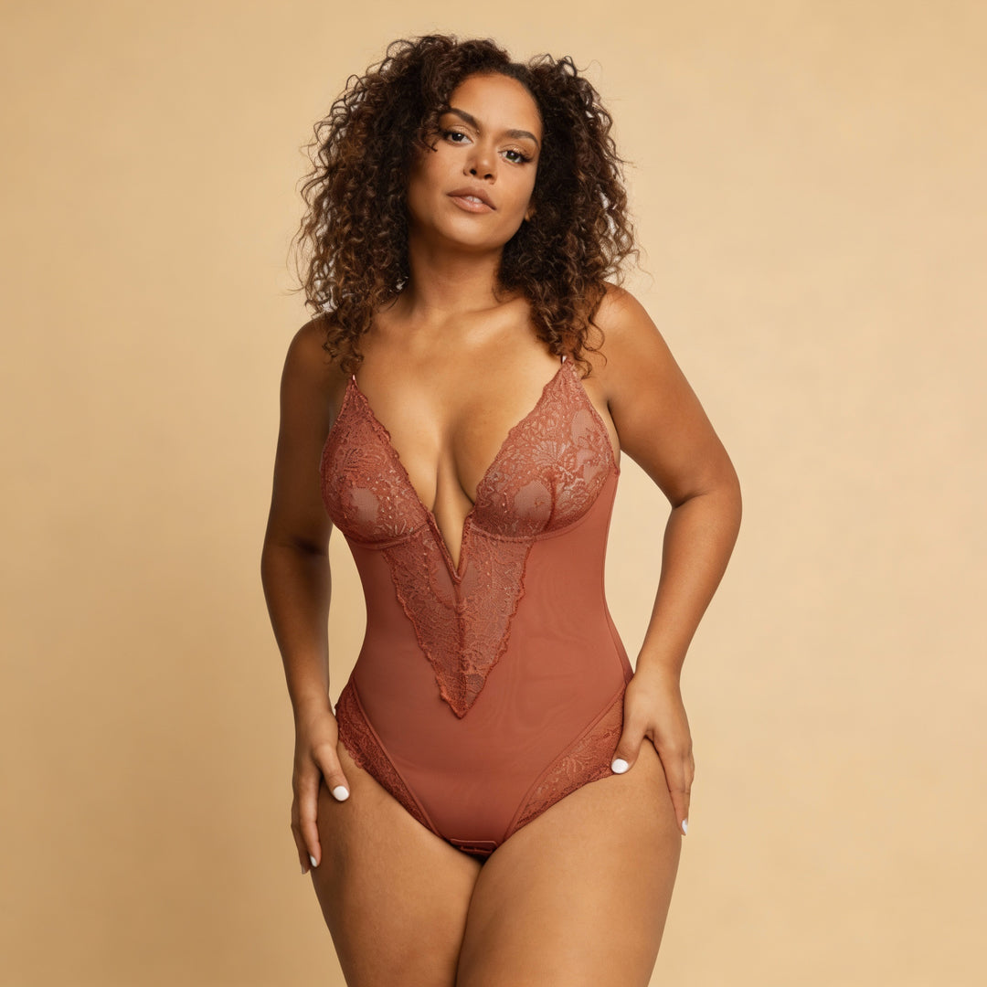 Body de encaje oro rosa, detalle del encaje del escote — Essenza