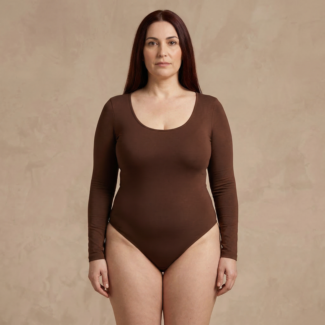 Body moldeador manga larga café, vista frontal en modelo — Essenza
