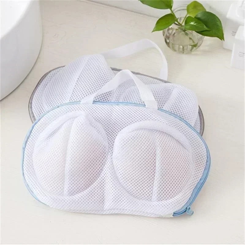 Bolsa Intimacare abierta con prendas íntimas dentro — Essenza