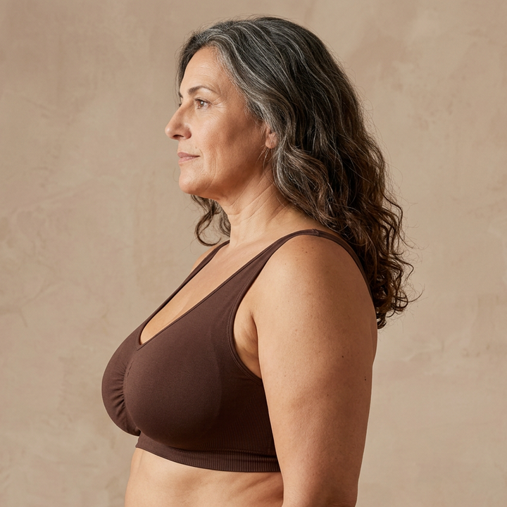 Sostén sin aros café vista lateral mujer curvy Essenza